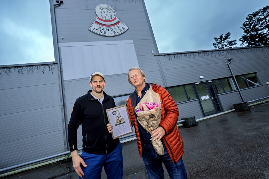 Johnny Larsen er kretsvinner fra Vestfold og Telemark til prisen «Årets ildsjel». Larsen får kretsvinnerprisen for sitt engasjement i Sandar IL. Som en av 12 kretsvinnere, blir det nå tur til Idrettsgallaen på Hamar 10. juni 2026. Torsdag ble han overrasket av Norsk Tipping, Norges idrettsforbund og Olaf Tufte. Bilde tatt i Sandarhallen. Foto: Ola Thorset, Norsk Tipping