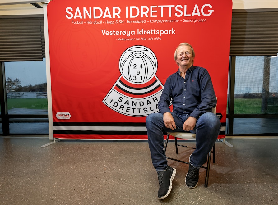 Johnny Larsen er kretsvinner fra Vestfold og Telemark til prisen «Årets ildsjel». Larsen får kretsvinnerprisen for sitt engasjement i Sandar IL. Som en av 12 kretsvinnere, blir det nå tur til Idrettsgallaen på Hamar 10. juni 2026. Torsdag ble han overrasket av Norsk Tipping, Norges idrettsforbund og Olaf Tufte. Bilde tatt i Sandarhallen. Foto: Ola Thorset, Norsk Tipping