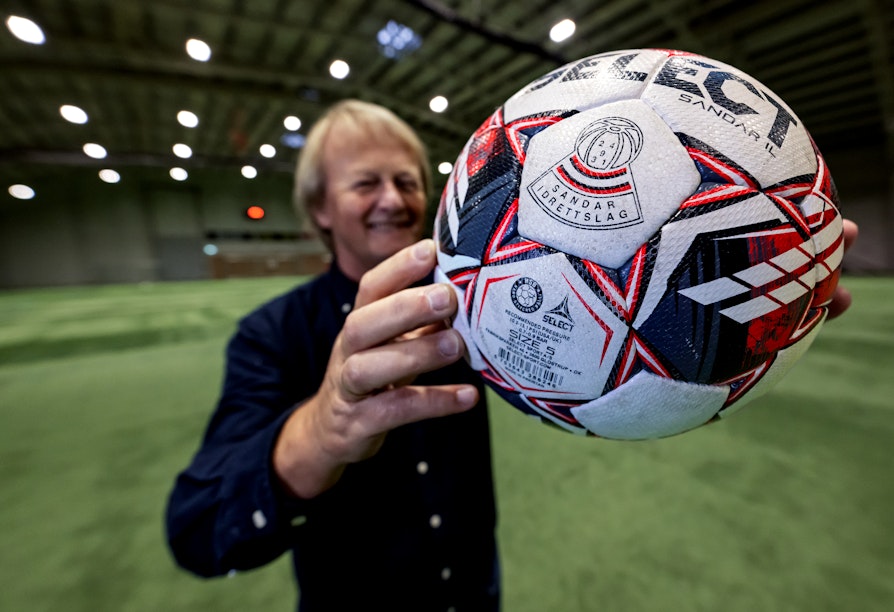 Johnny Larsen er kretsvinner fra Vestfold og Telemark til prisen «Årets ildsjel». Larsen får kretsvinnerprisen for sitt engasjement i Sandar IL. Som en av 12 kretsvinnere, blir det nå tur til Idrettsgallaen på Hamar 10. juni 2026. Torsdag ble han overrasket av Norsk Tipping, Norges idrettsforbund og Olaf Tufte. Bilde tatt i Sandarhallen. Foto: Ola Thorset, Norsk Tipping