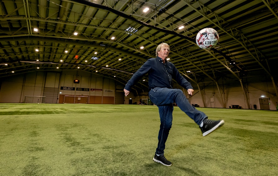 Johnny Larsen er kretsvinner fra Vestfold og Telemark til prisen «Årets ildsjel». Larsen får kretsvinnerprisen for sitt engasjement i Sandar IL. Som en av 12 kretsvinnere, blir det nå tur til Idrettsgallaen på Hamar 10. juni 2026. Torsdag ble han overrasket av Norsk Tipping, Norges idrettsforbund og Olaf Tufte. Bilde tatt i Sandarhallen. Foto: Ola Thorset, Norsk Tipping