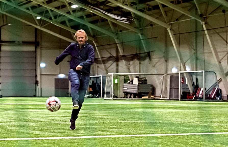 Johnny Larsen er kretsvinner fra Vestfold og Telemark til prisen «Årets ildsjel». Larsen får kretsvinnerprisen for sitt engasjement i Sandar IL. Som en av 12 kretsvinnere, blir det nå tur til Idrettsgallaen på Hamar 10. juni 2026. Torsdag ble han overrasket av Norsk Tipping, Norges idrettsforbund og Olaf Tufte. Bilde tatt i Sandarhallen. Foto: Ola Thorset, Norsk Tipping