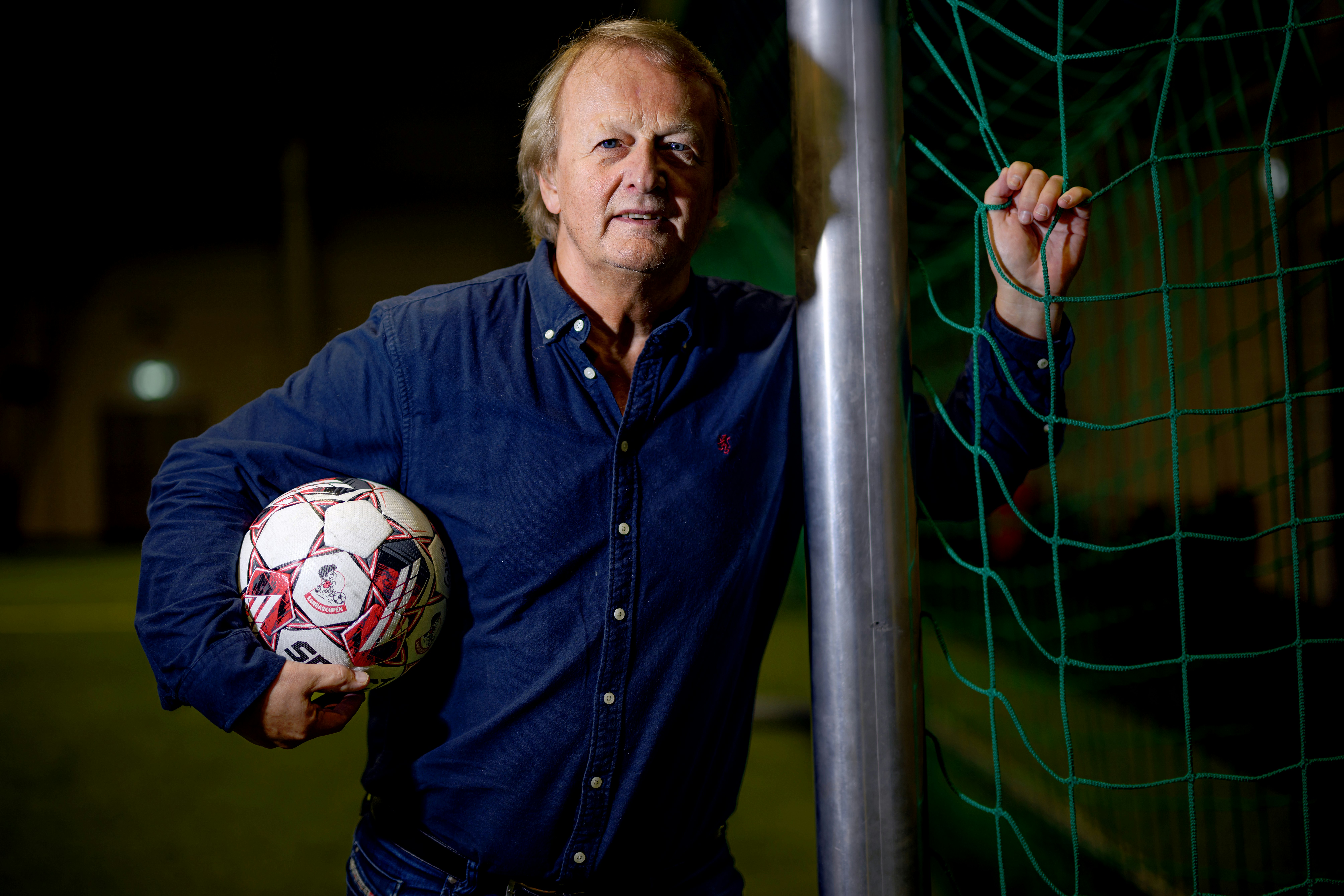 Johnny Olsen fotografert i Sandarhallen. Ved et mål, holdende på en fotball.