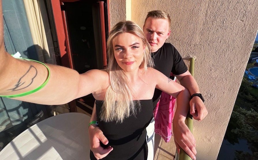 Tom Niklas Bergehaug Aas og kjæresten smiler inn i kamera.