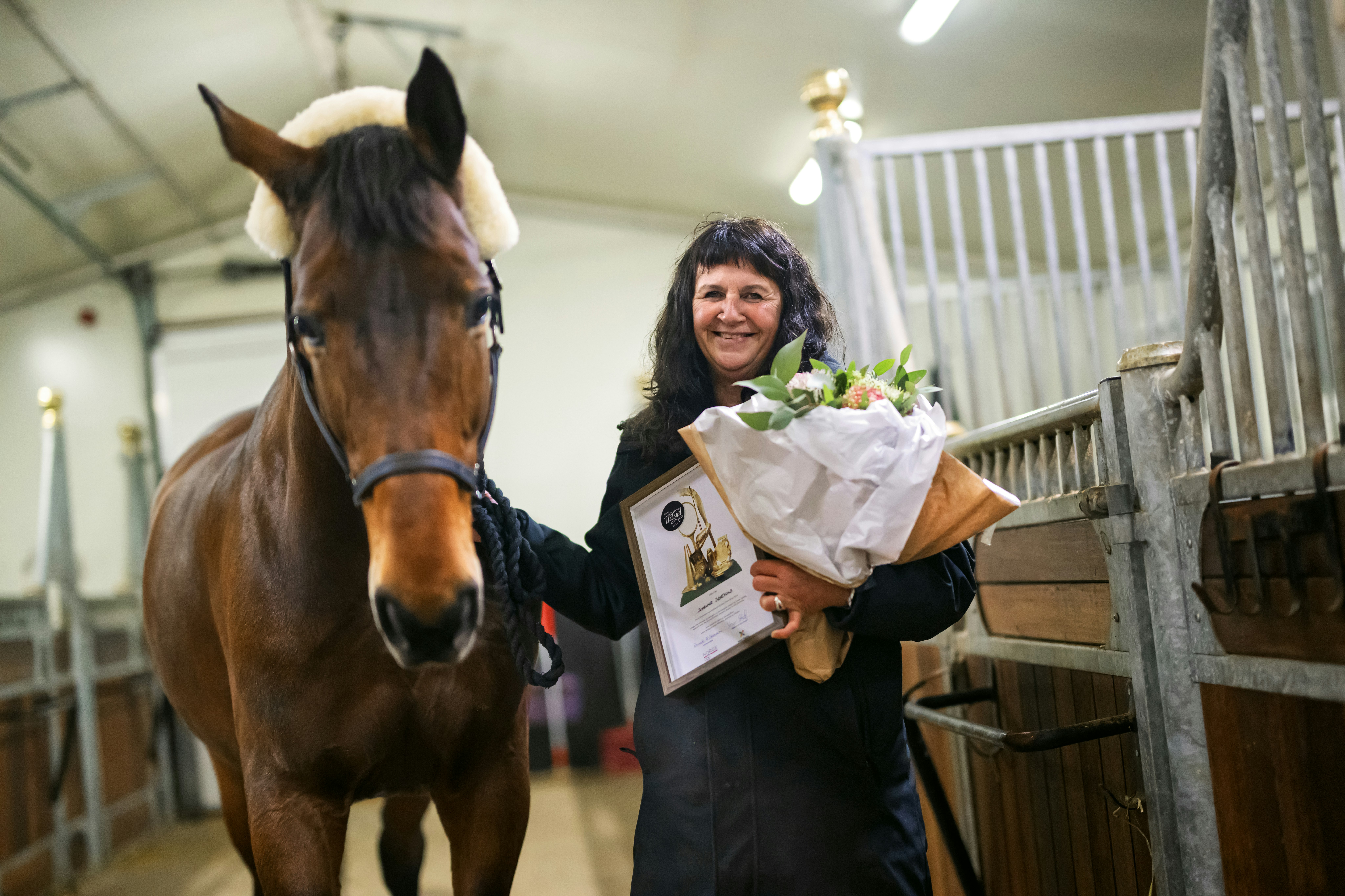 Bilde av Susanne Jøsevold, Mo i Rana. Kretsvinner fra Nordland til Ildsjelprisen 2026. Fotografert i Stall Øyjord, der hun ble overrasket av Norsk Tipping, Norges idrettsforbund og Frode Grodås.
