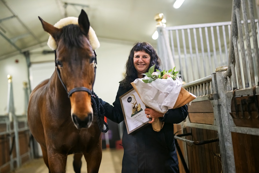 Bilde av Susanne Jøsevold, Mo i Rana. Kretsvinner fra Nordland til Ildsjelprisen 2026. Fotografert i Stall Øyjord, der hun ble overrasket av Norsk Tipping, Norges idrettsforbund og Frode Grodås.