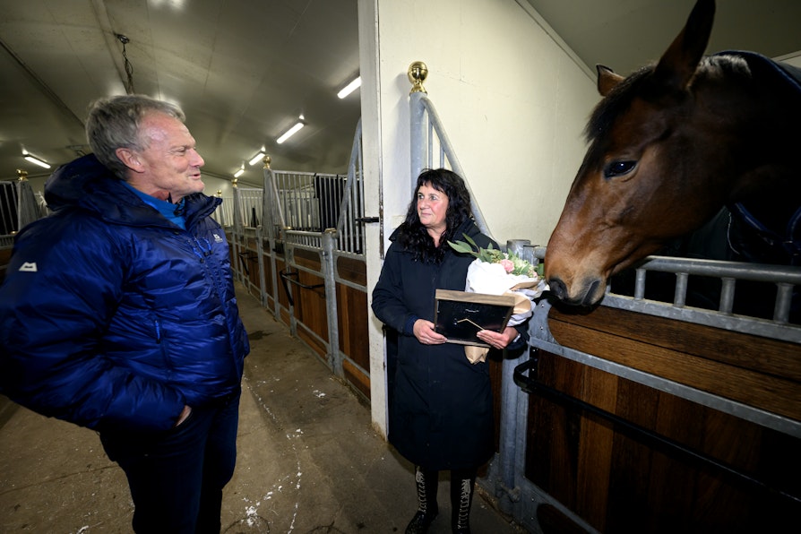 Bilde av Susanne Jøsevold, Mo i Rana. Kretsvinner fra Nordland til Ildsjelprisen 2026. Fotografert i Stall Øyjord, der hun ble overrasket av Norsk Tipping, Norges idrettsforbund og Frode Grodås.