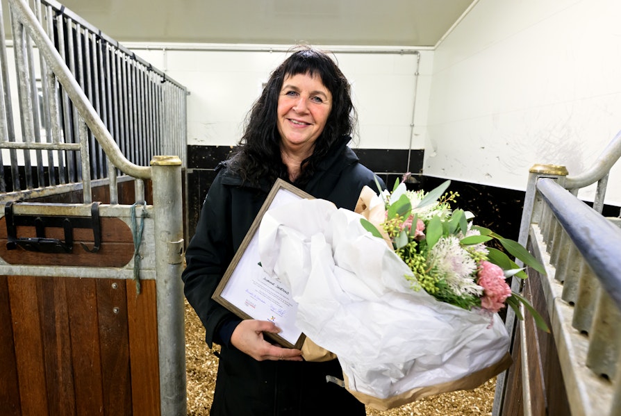 Bilde av Susanne Jøsevold, Mo i Rana. Kretsvinner fra Nordland til Ildsjelprisen 2026. Fotografert i Stall Øyjord, der hun ble overrasket av Norsk Tipping, Norges idrettsforbund og Frode Grodås.