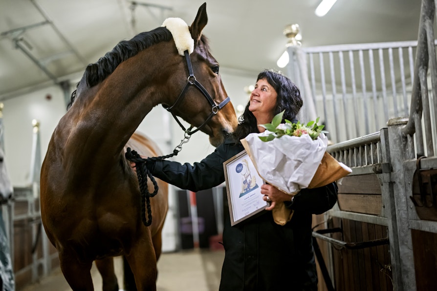 Bilde av Susanne Jøsevold, Mo i Rana. Kretsvinner fra Nordland til Ildsjelprisen 2026. Fotografert i Stall Øyjord, der hun ble overrasket av Norsk Tipping, Norges idrettsforbund og Frode Grodås.