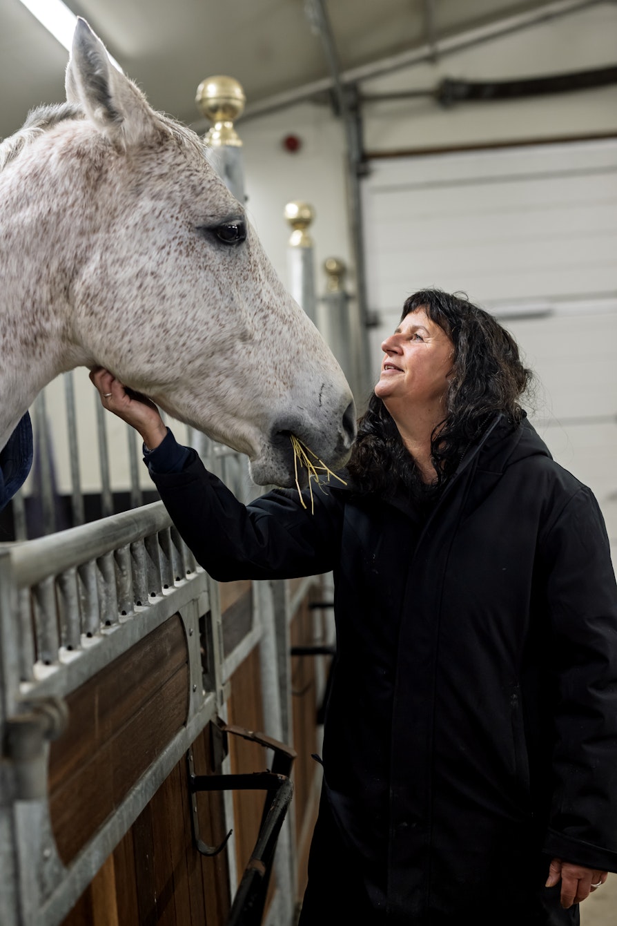 Bilde av Susanne Jøsevold, Mo i Rana. Kretsvinner fra Nordland til Ildsjelprisen 2026. Fotografert i Stall Øyjord, der hun ble overrasket av Norsk Tipping, Norges idrettsforbund og Frode Grodås.
