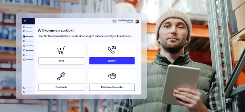 Ein Lagermitarbeiter hält ein Tablet mit einem digitalen B2B-Serviceportal in der Hand.