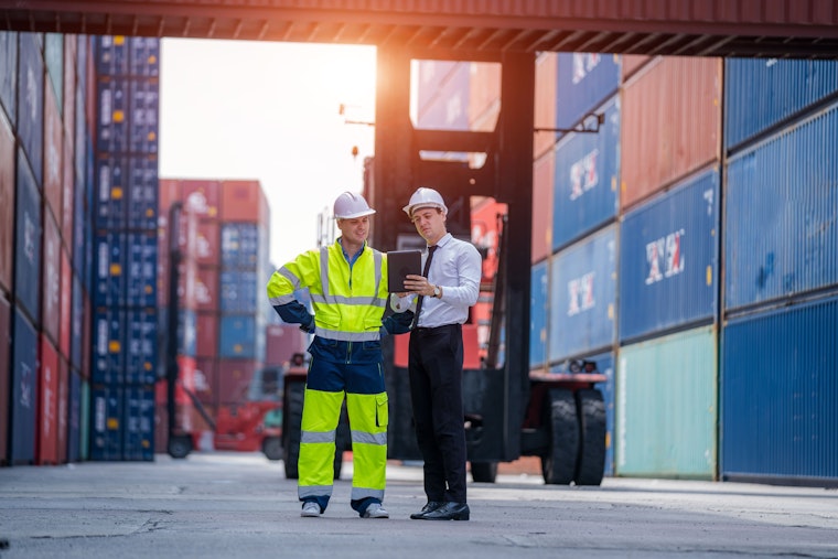 Een ingenieur met een arbeider die de voorraad in de container controleert voor laden, logistiek en bedrijfsexport.