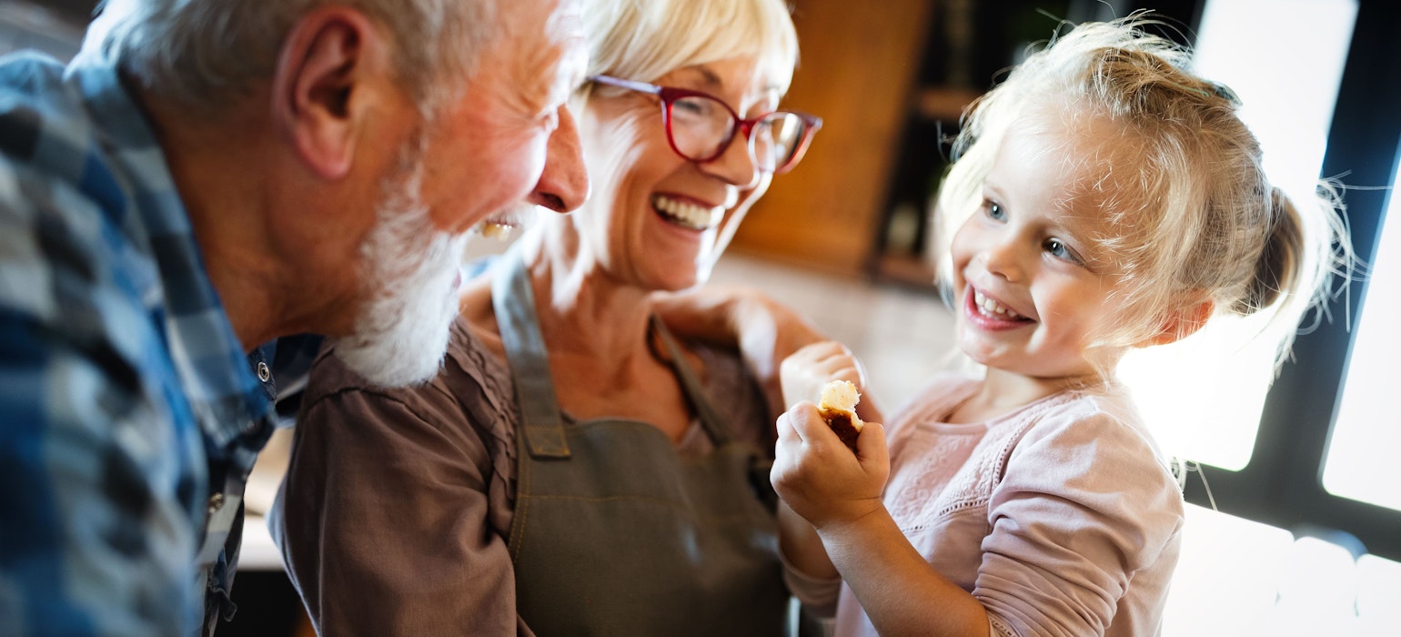 Des grands-parents heureux avec des enfants à la maison