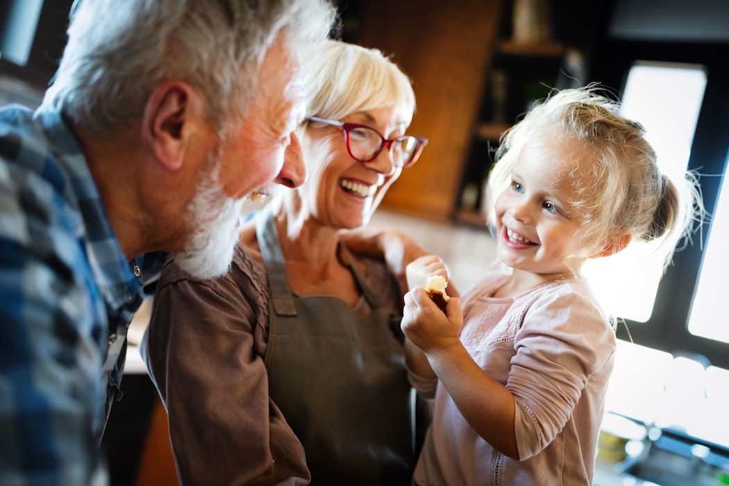Gelukkige grootouders met kinderen thuis