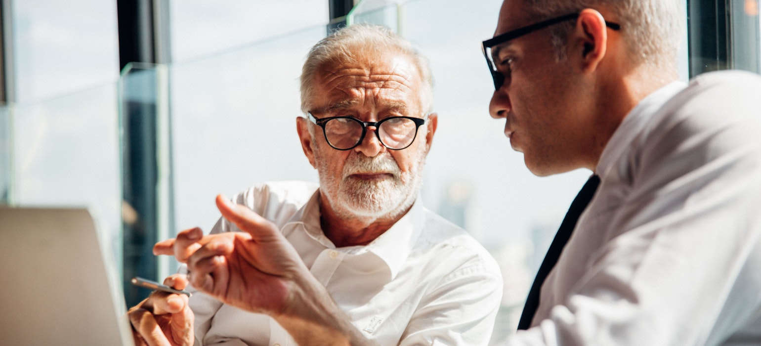 Succesvolle ondernemers discussiëren samen in vergaderzaal