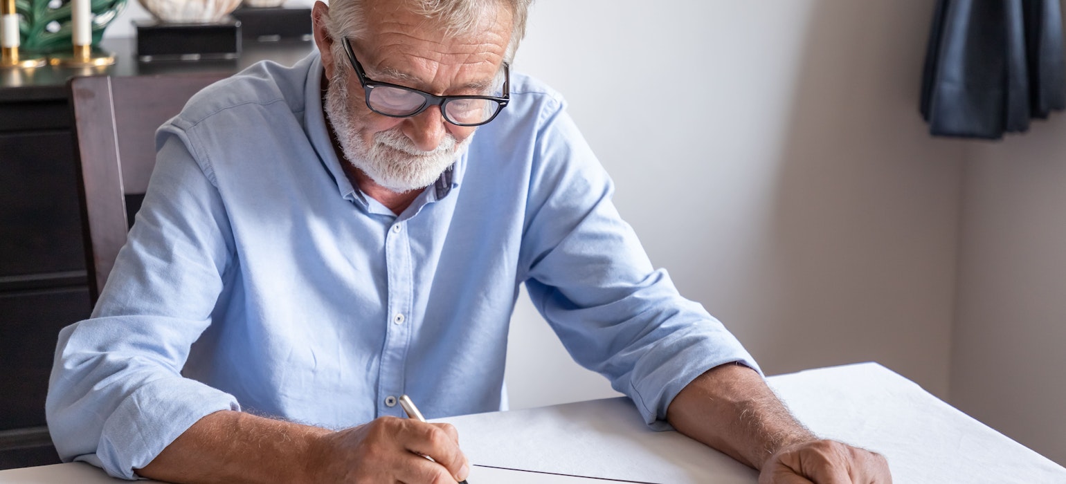 Oudere man die laatste wil en testament onderzoekt