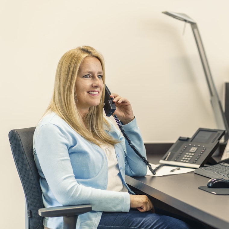 Vrouw aan telefoon