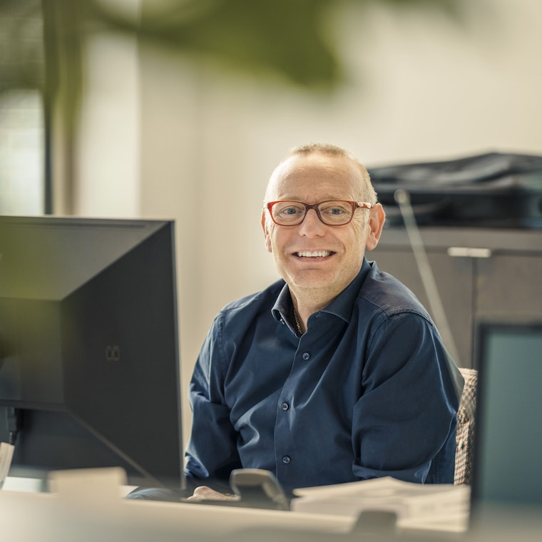 man aan bureau