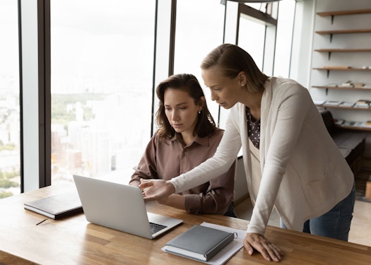 Legal advisor biedt hulp aan klant