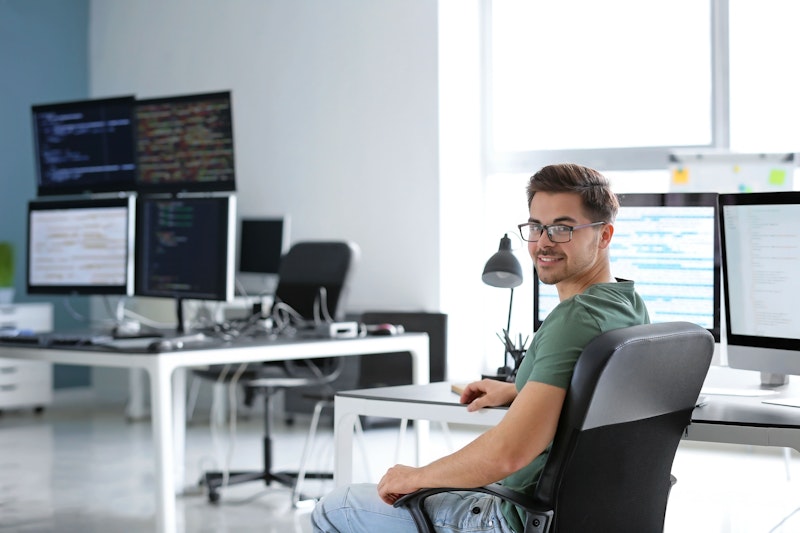 Mannelijke programmeur aan het werk op kantoor