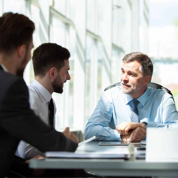 Holding Discussion de l'équipe commerciale