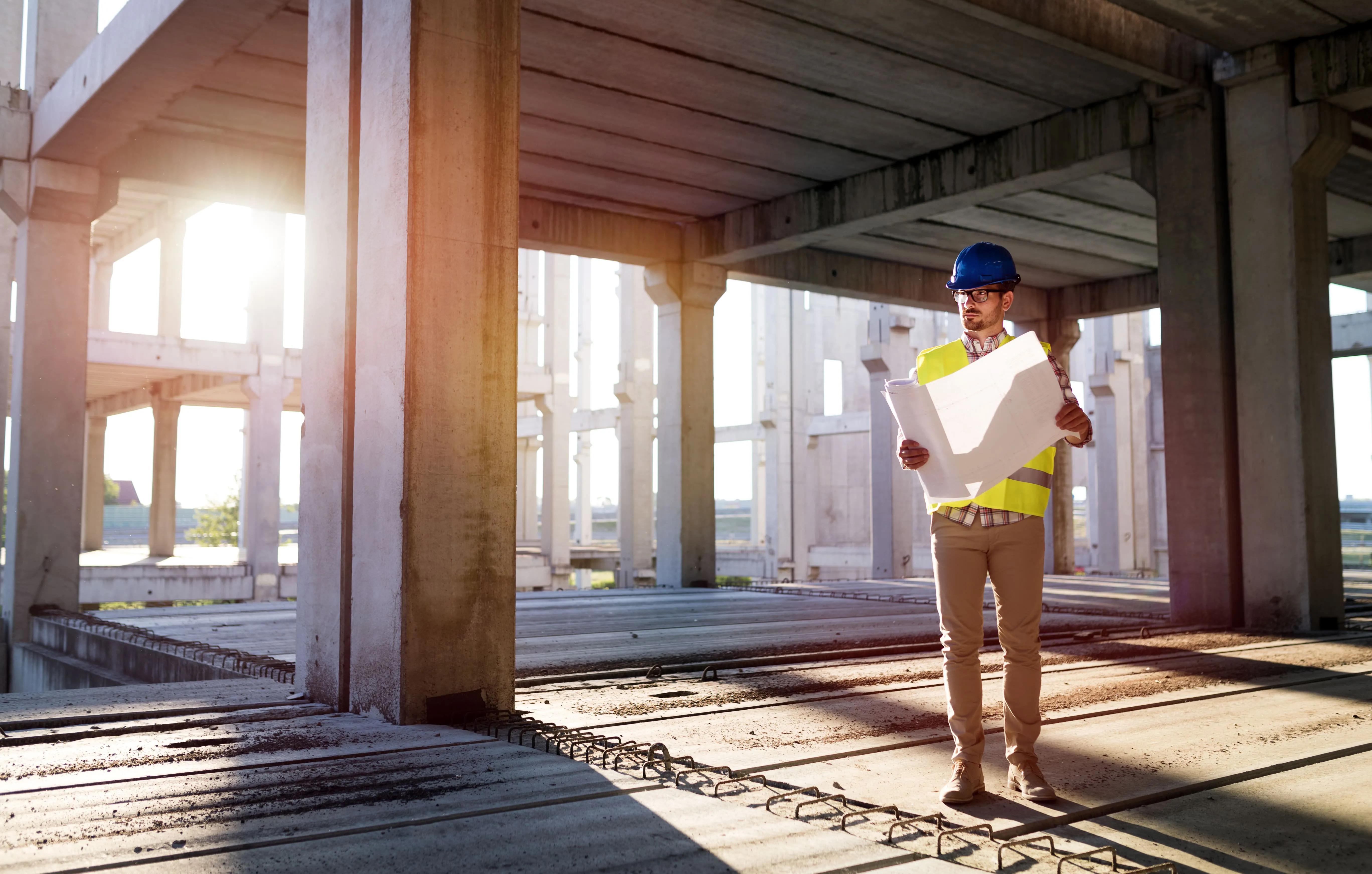 Image d'un ingénieur en construction regardant un plan
