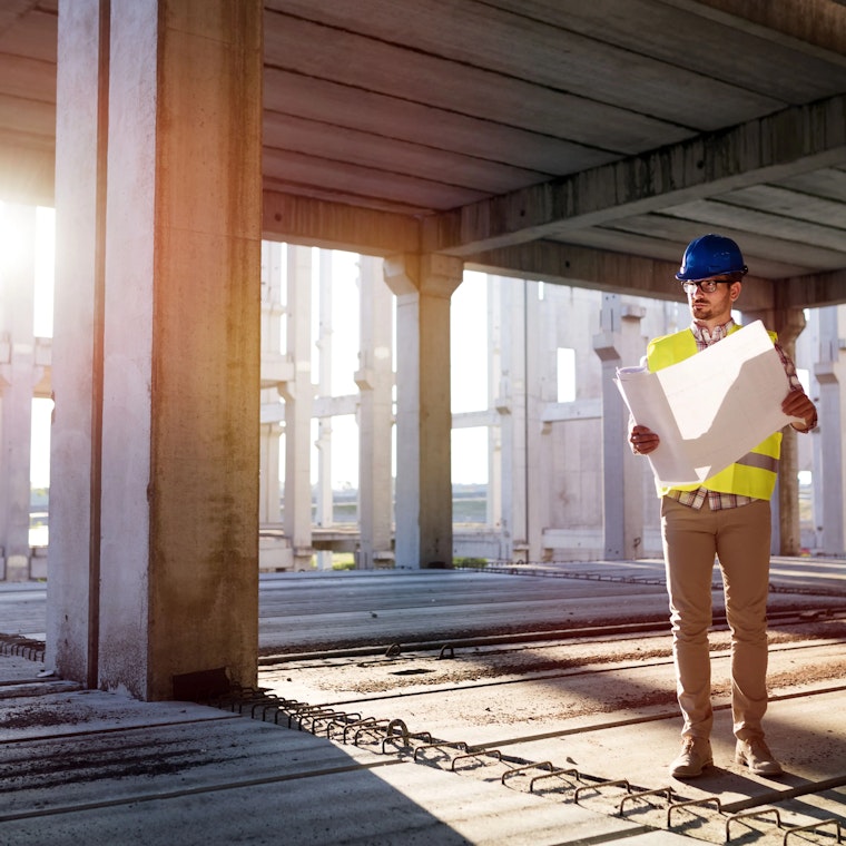 Secteur de la construction Image d'un ingénieur en construction regardant un plan