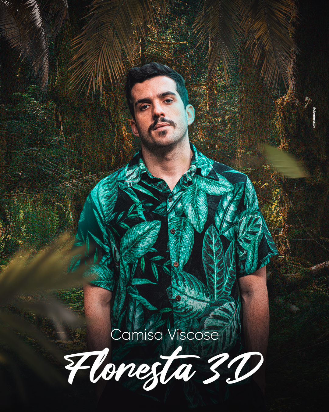 Homem com cabelo preto curto, com bigode, utilizando uma camiseta florida de cor verde esmeralda, olhando pra frente, e uma descrição: "Camisa Viscose | Floresta 3D" e background de uma floresta por trás.