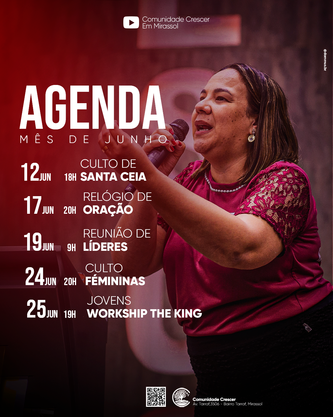 Agenda do mês de junho da comunidade crescer: [12 jun : 18h - Culto de santa ceia | 17 jun : 20h - Relógio de oração | 19 jun : 9h - reunião de lideres | 24 jun : 20h - Culto femininas | 25 jun : 19h - Jovens workship the king ], no background: uma mulher de 40 anos com um microfone na mão direita e intercedendo com a mão esquerda  - Comunidade Crescer