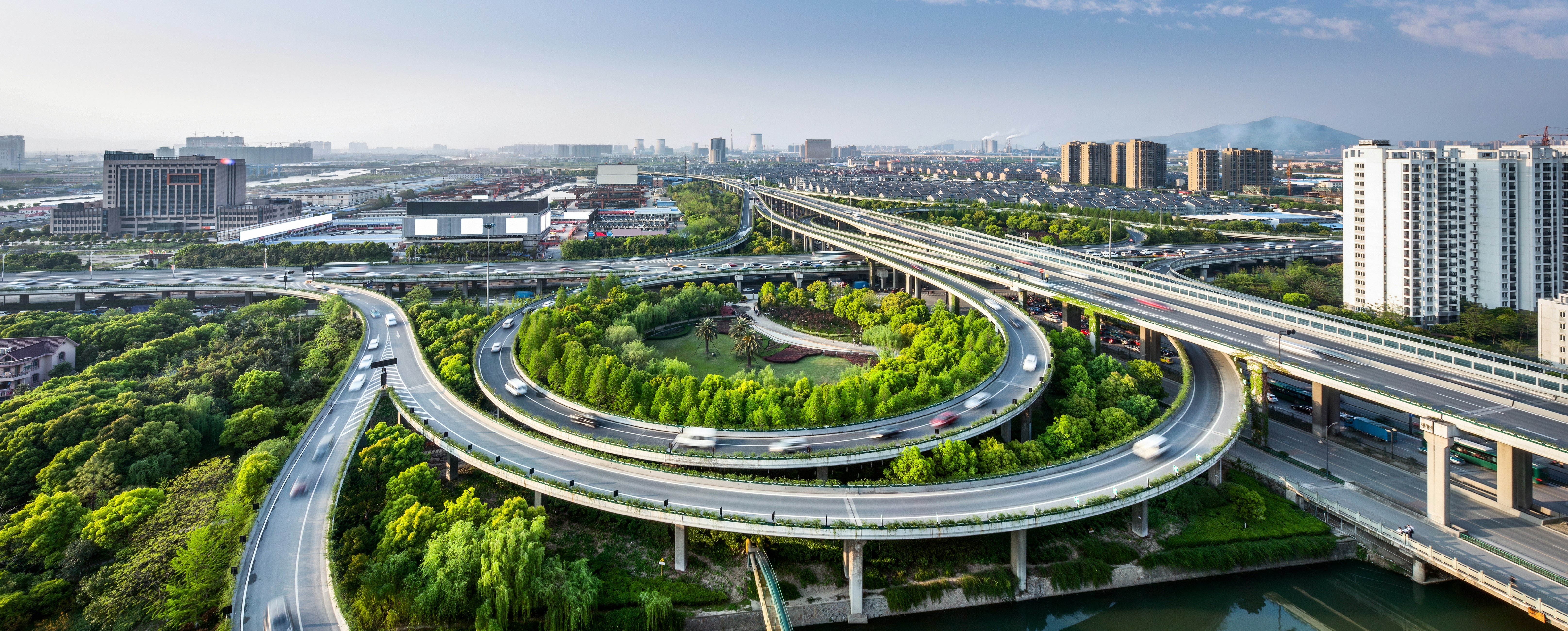 Traffic on an elevated expressway