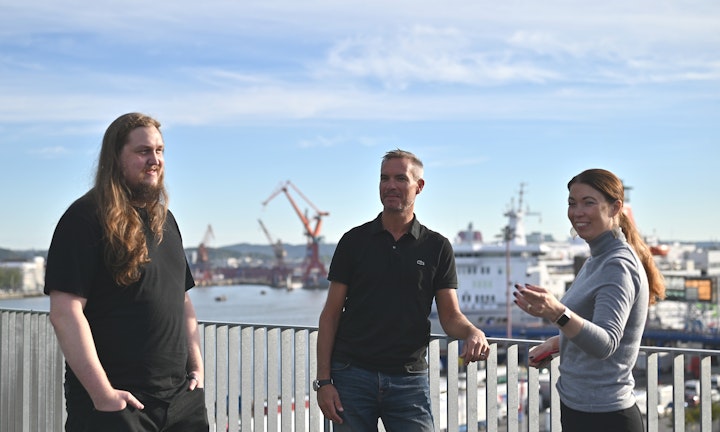 netclean employees in front of gothenburg view