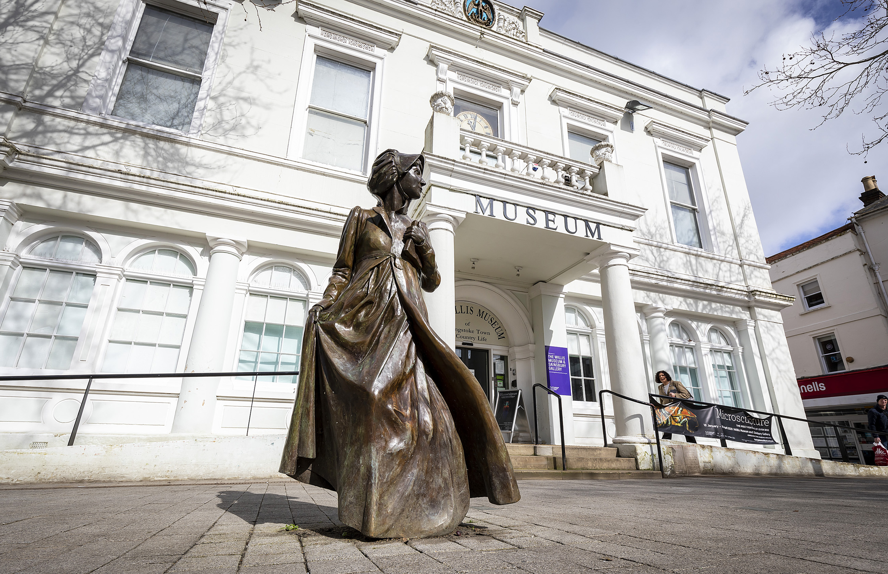 Jane Austen bronze statue outside the Willis