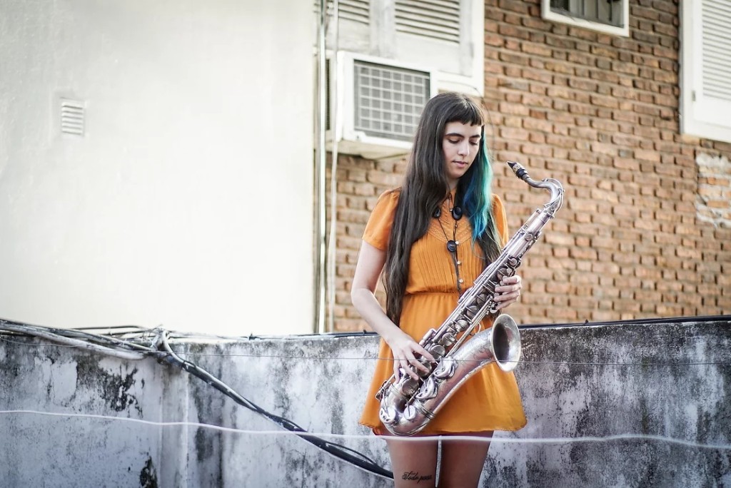 «Skinner’s Dress Suit» vertont von Camila Nebbia, John Edwards, Hamid Drake