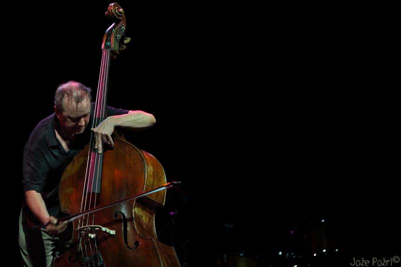 «Skinner’s Dress Suit» vertont von Camila Nebbia, John Edwards, Hamid Drake