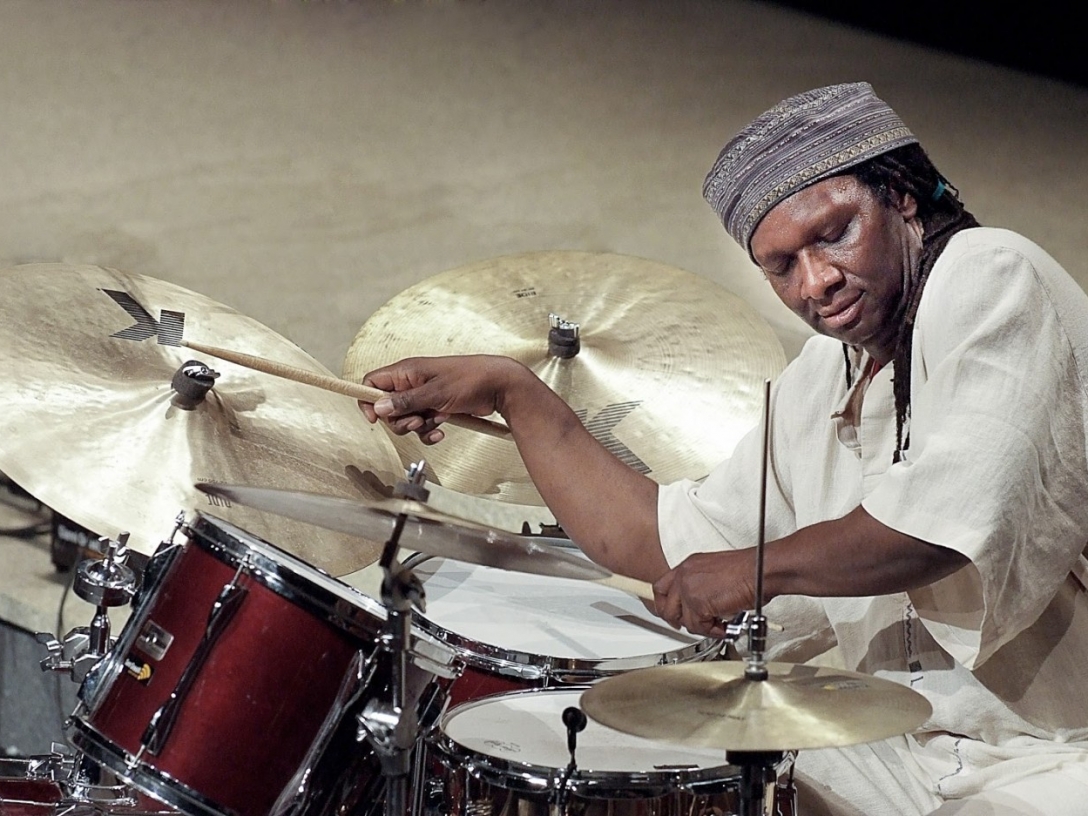 «Skinner’s Dress Suit» vertont von Camila Nebbia, John Edwards, Hamid Drake