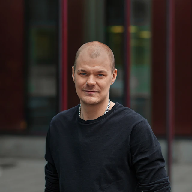 Alexander Bäck, Konsult på Bengt Dahlgren AB