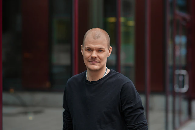 Alexander Bäck, Konsult på Bengt Dahlgren AB
