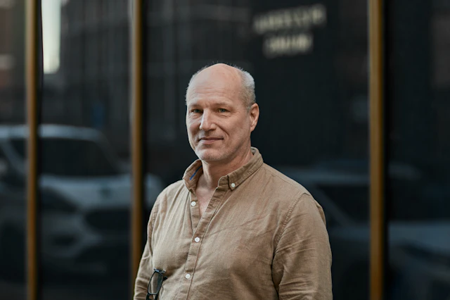 Robert Sandin, Konsult på Bengt Dahlgren AB