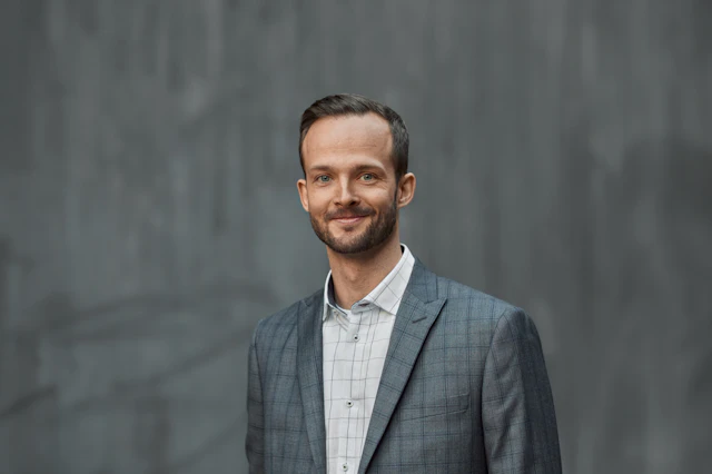 Axel Engberg, Konsult på Bengt Dahlgren AB