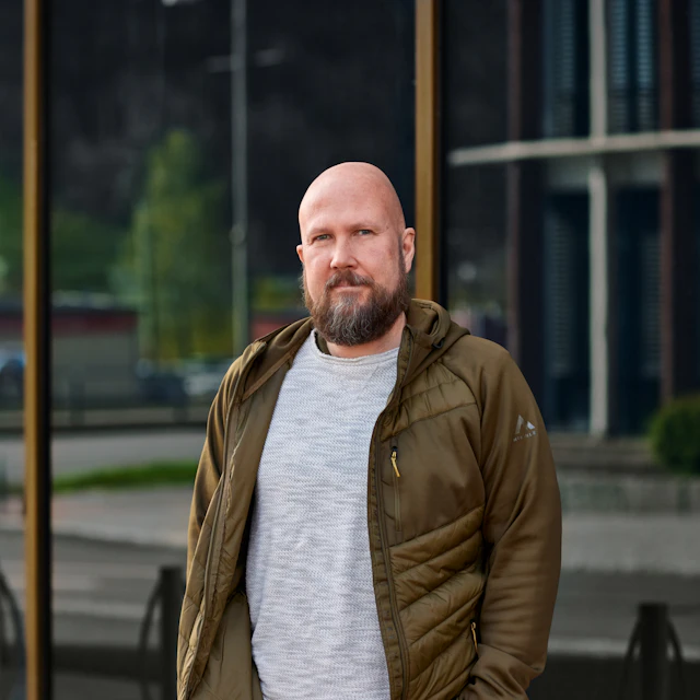 Kristian Karacsony, Konsult på Bengt Dahlgren AB