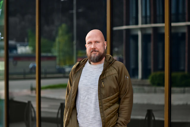 Kristian Karacsony, Konsult på Bengt Dahlgren AB