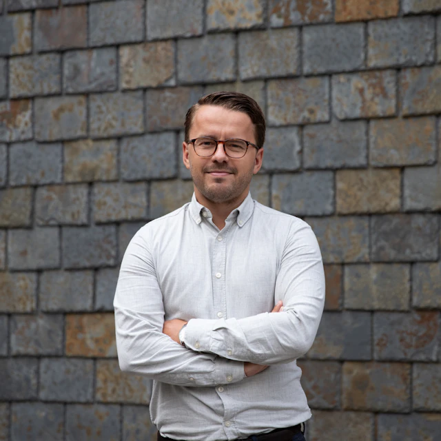 Christoffer Alm, Konsult på Bengt Dahlgren AB
