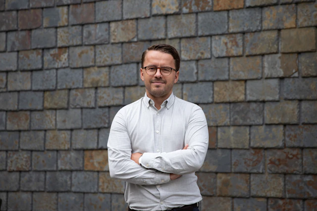 Christoffer Alm, Konsult på Bengt Dahlgren AB