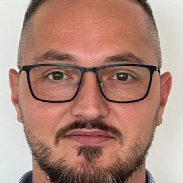 Meduart Juniku, Konsult på Bengt Dahlgren AB