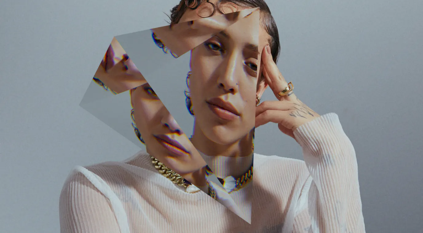 Maison Pyramide Image of a model with a crystal effect