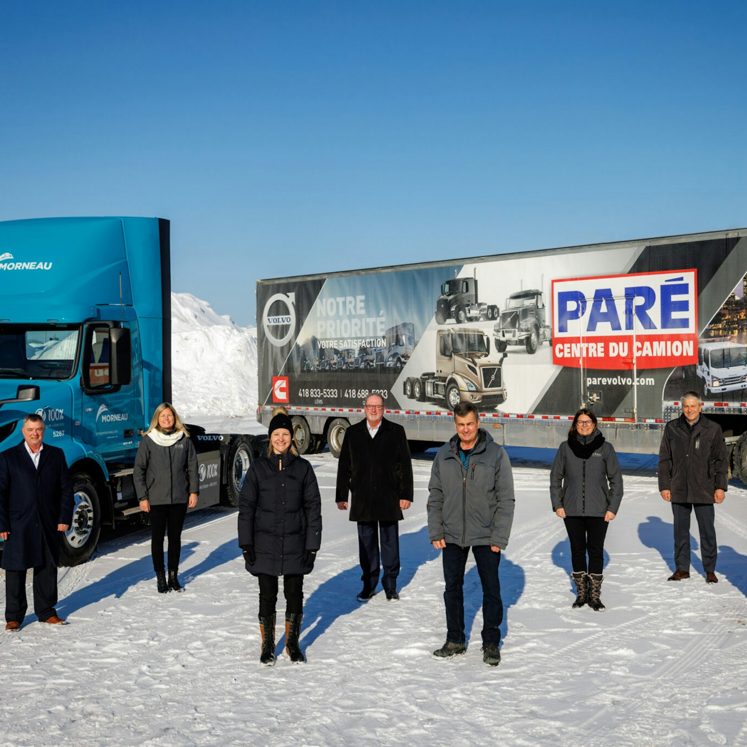 Sur la photo: Paul Kudla, Directeur général Canada, Camions Volvo Canada// Marie-Claude Paré, Vice-Présidente et directrice Générale, Paré Centre du Camion// Catherine Morneau, VP exécutive et directrice Générale, Groupe Morneau// Alain Delisle, Gérant de Territoire Ventes Québec, Camions Volvo Canada// Denis Marcotte, Directeur des services techniques, Groupe Morneau// Sarah Paré, Vice-Présidente Opérations, Paré Centre du Camion// Steven De Sousa, Directeur Régional Service Canada, Camions Volvo Canada// Dany Turmel, Gérant de Territoire Service Québec, Camions Volvo Canada