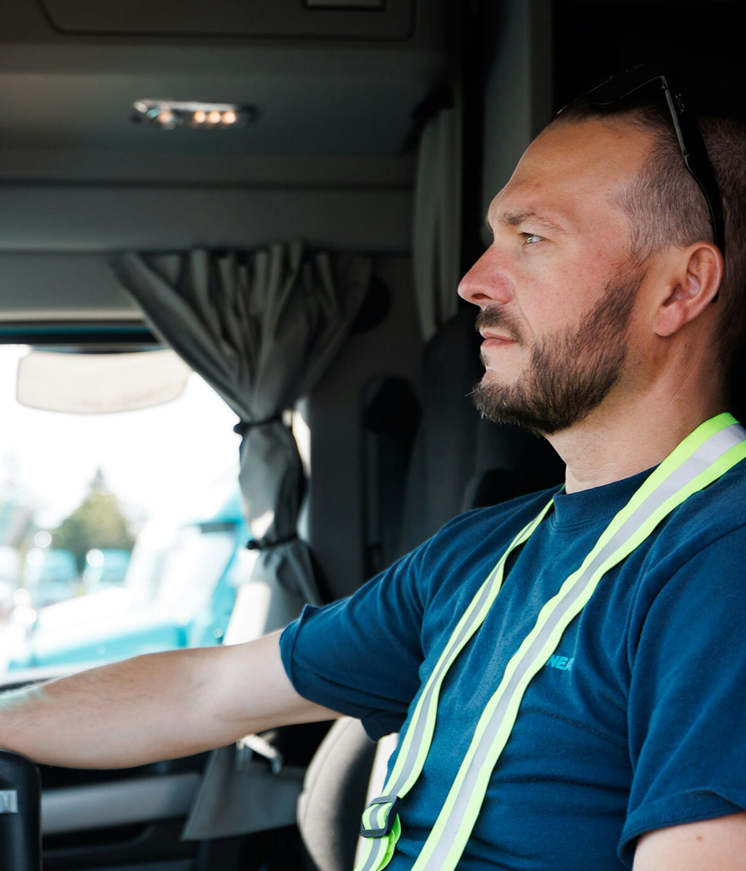 Un conducteur du Groupe Morneau au volant d’un camion.