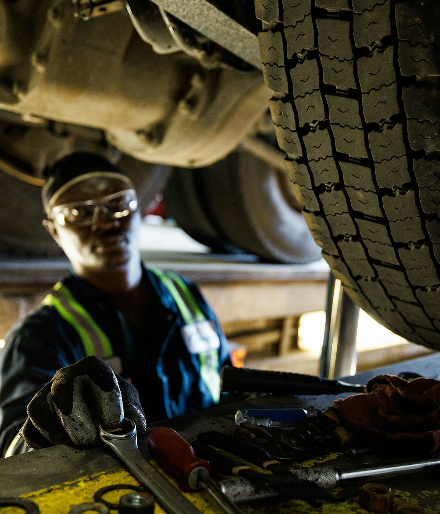 A Groupe Morneau mechanic servicing a truck.