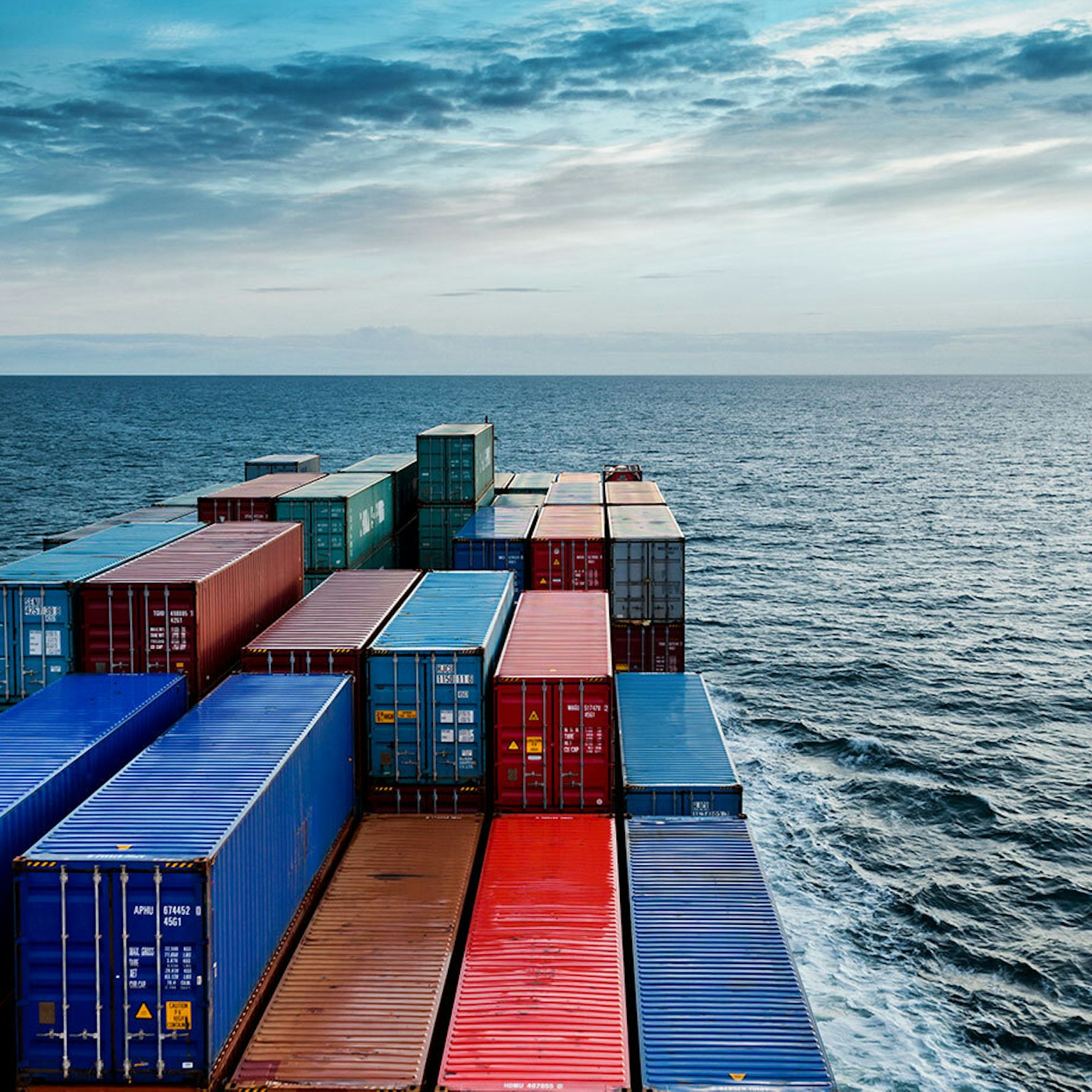 A cargo of containers, whose logistics are managed by the Groupe Morneau, is transported on an ocean liner.