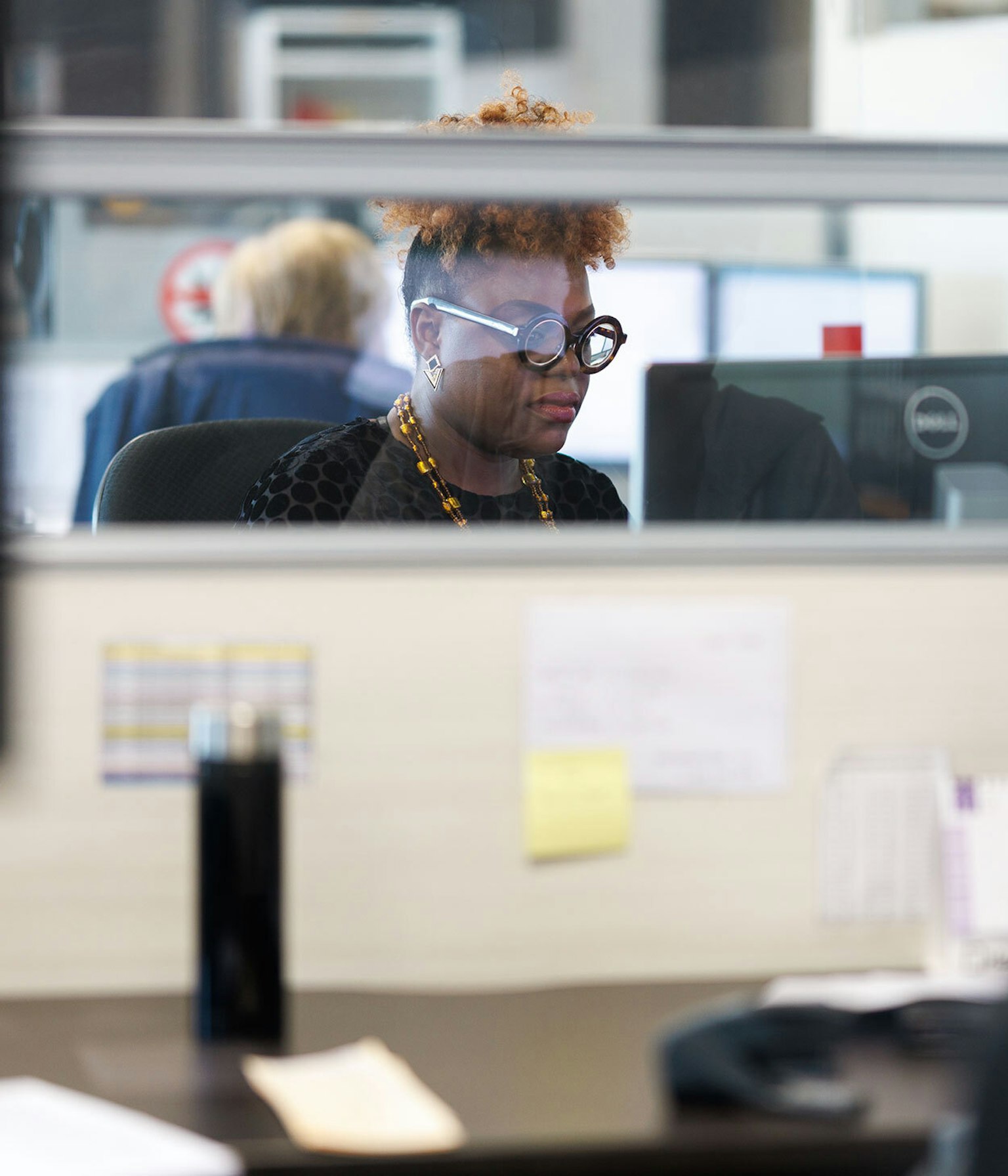 Two administrative collaborators from Groupe Morneau working in front of their respective desk’s computers.