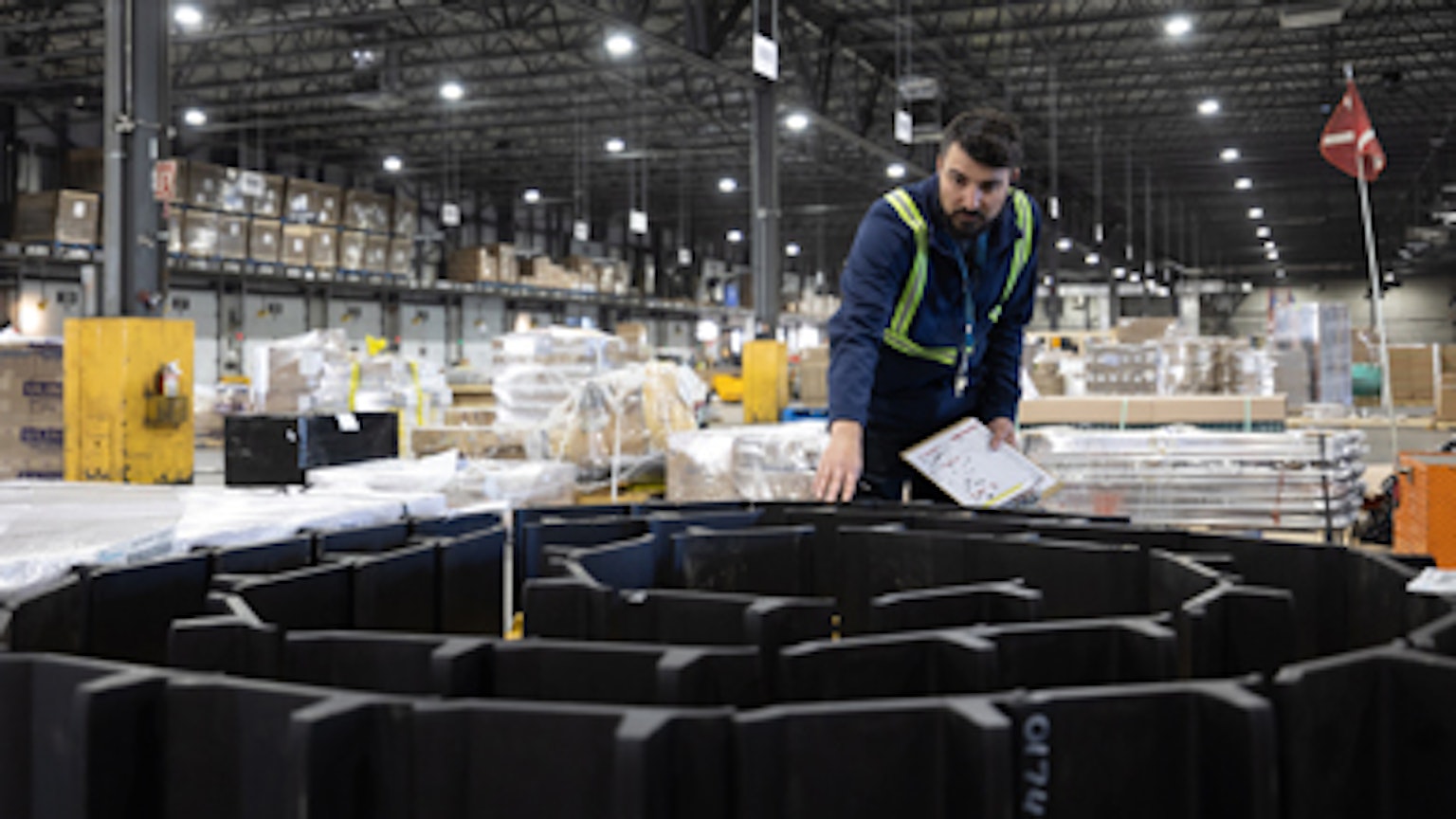 Opérateur vérifiant la qualité de la marchandise générale depuis le quaie de chargement avant le chargement pour la distribution.